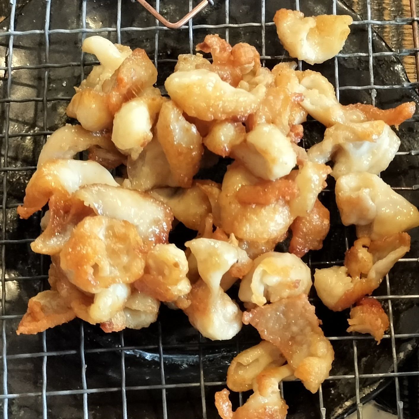 表面カリッ、中プルプルもちもち！鶏皮焼き！コラーゲンたっぷり！