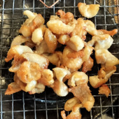 表面カリッ、中プルプルもちもち！鶏皮焼き！コラーゲンたっぷり！