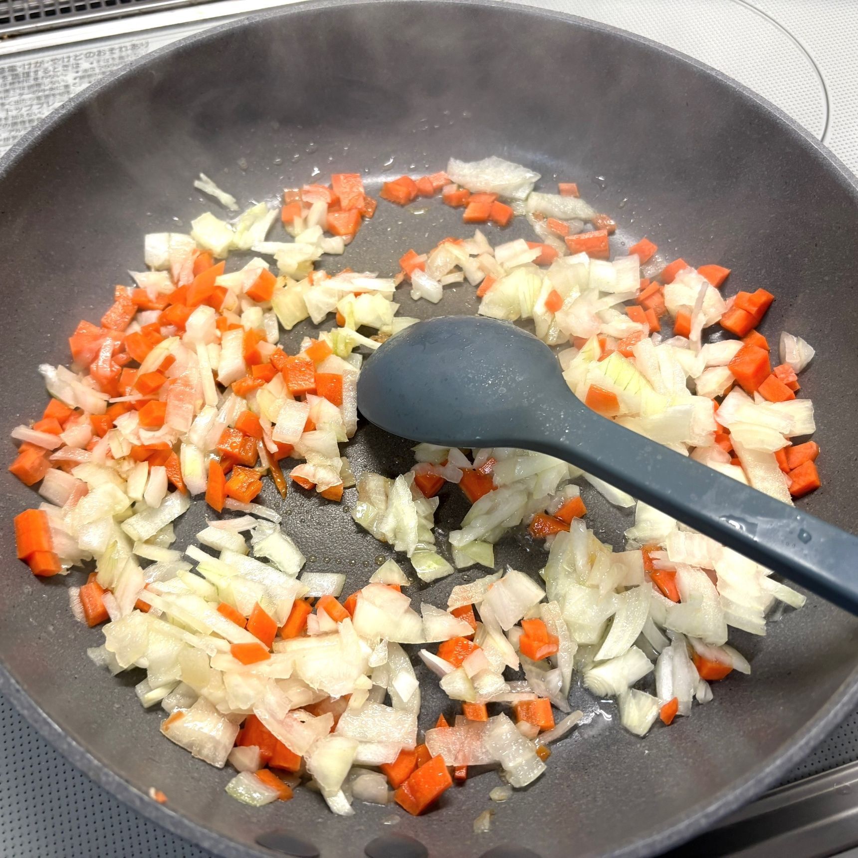 2、1をサラダ油で炒めます