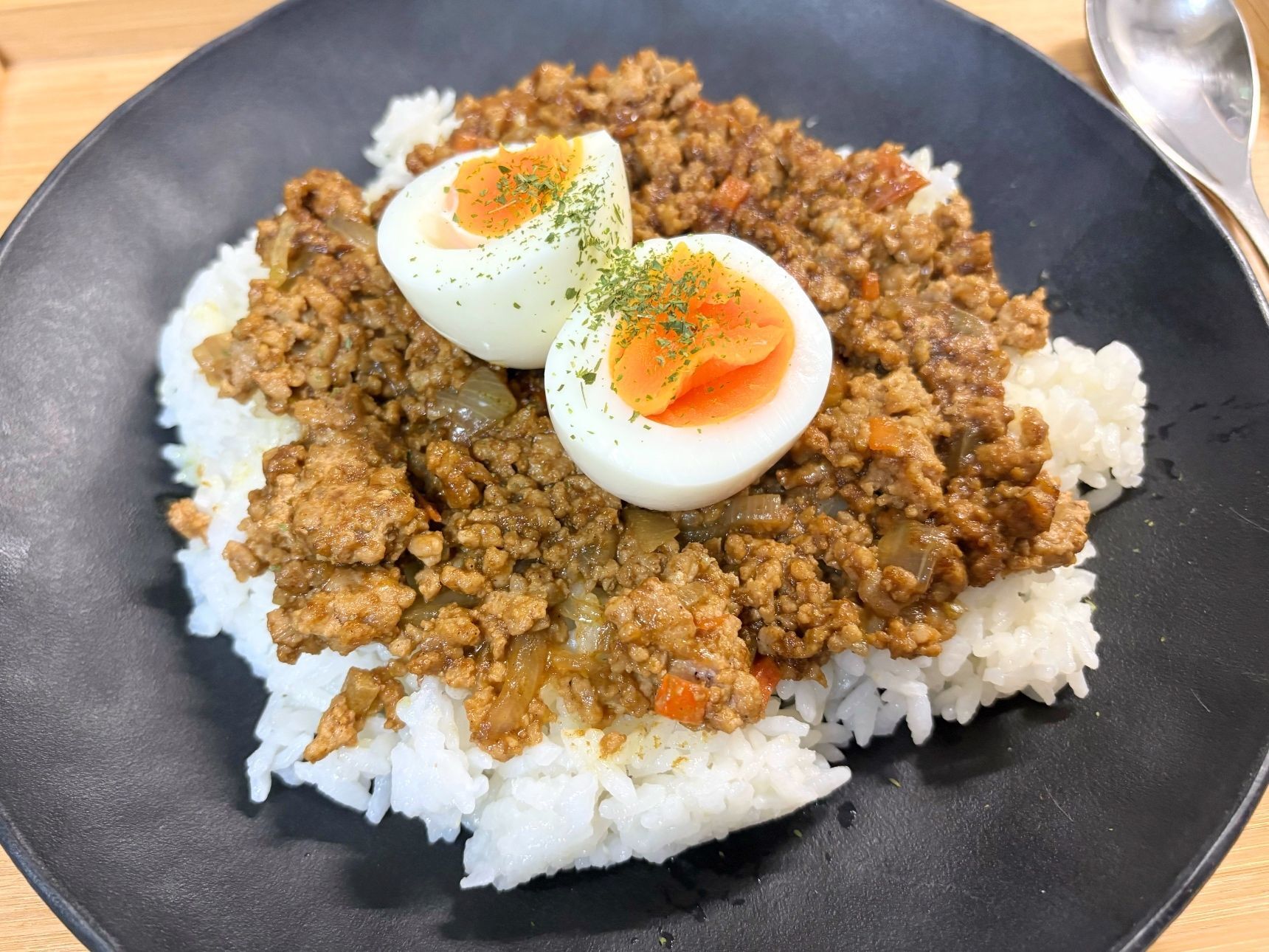 真ん中に半熟卵をトッピングしたら完成です！