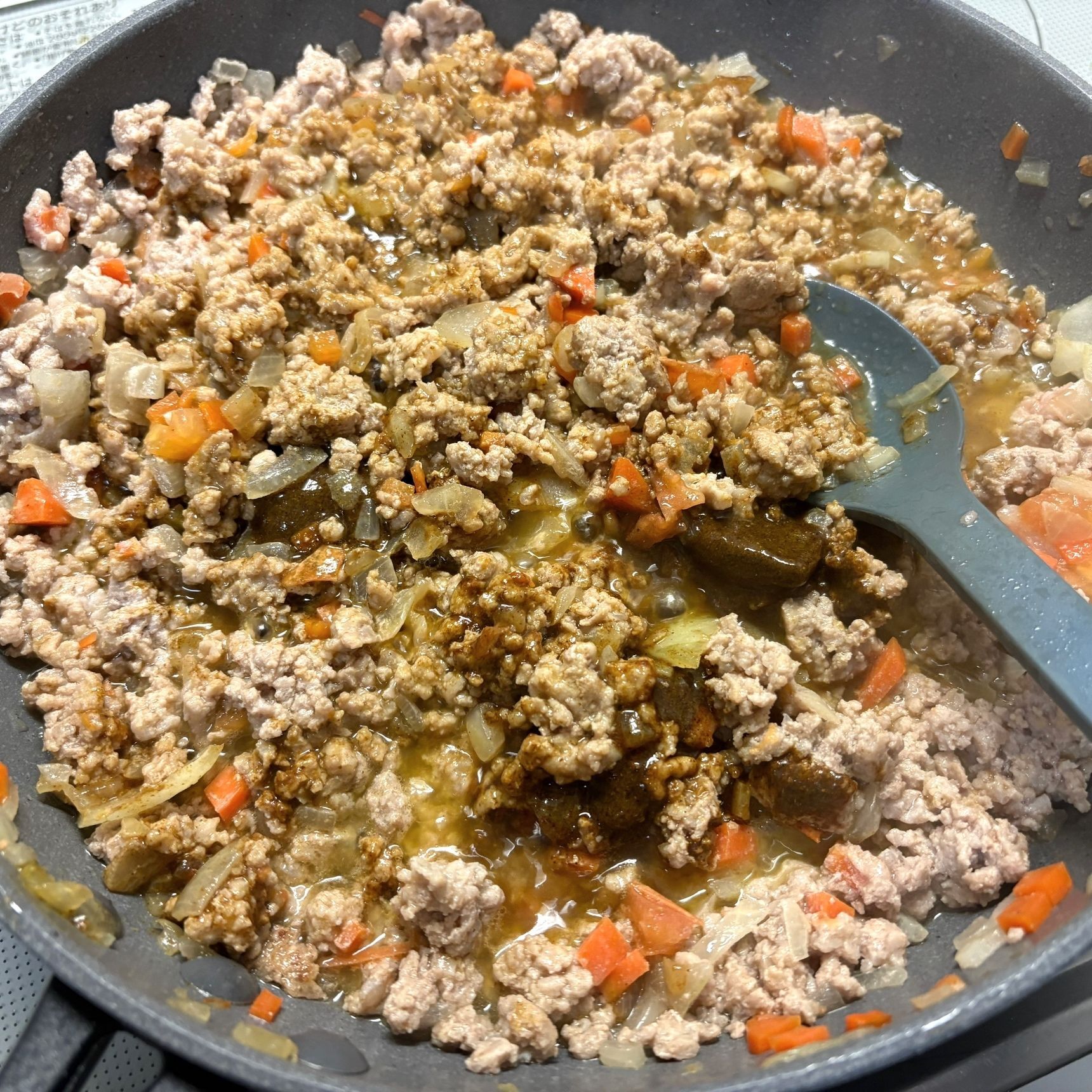 5、ルウを1/2箱を加えます