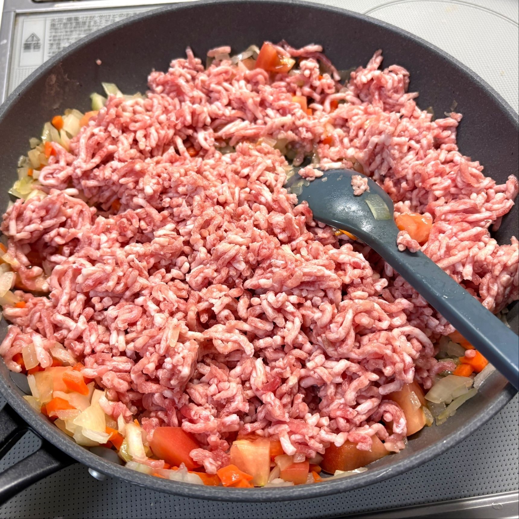 3、ひき肉を加えて炒めます