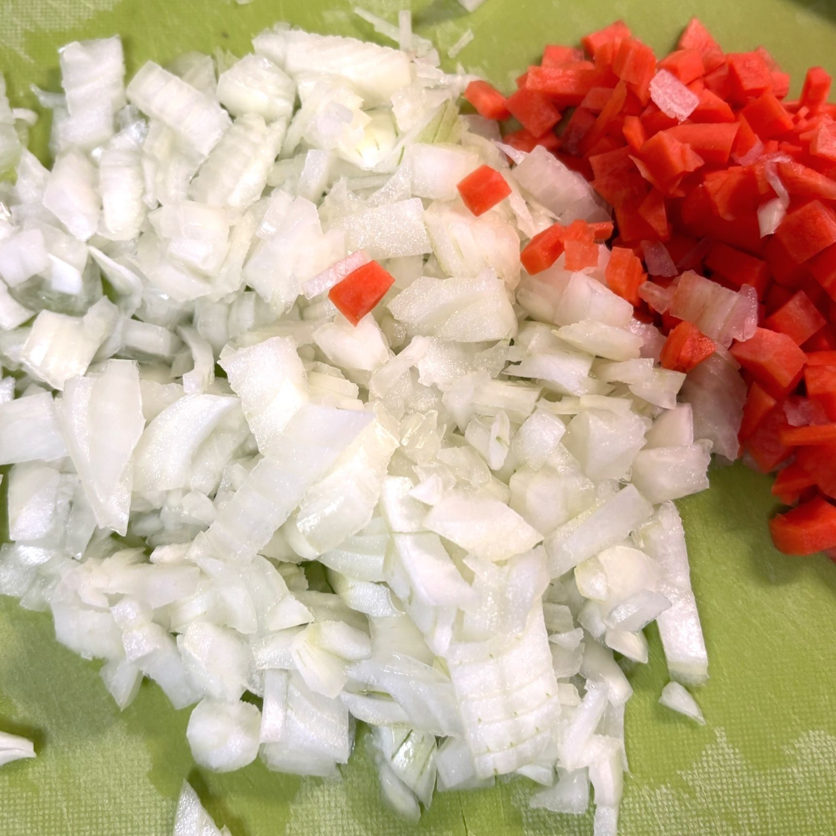 1、玉ねぎとにんじんをみじん切りにします