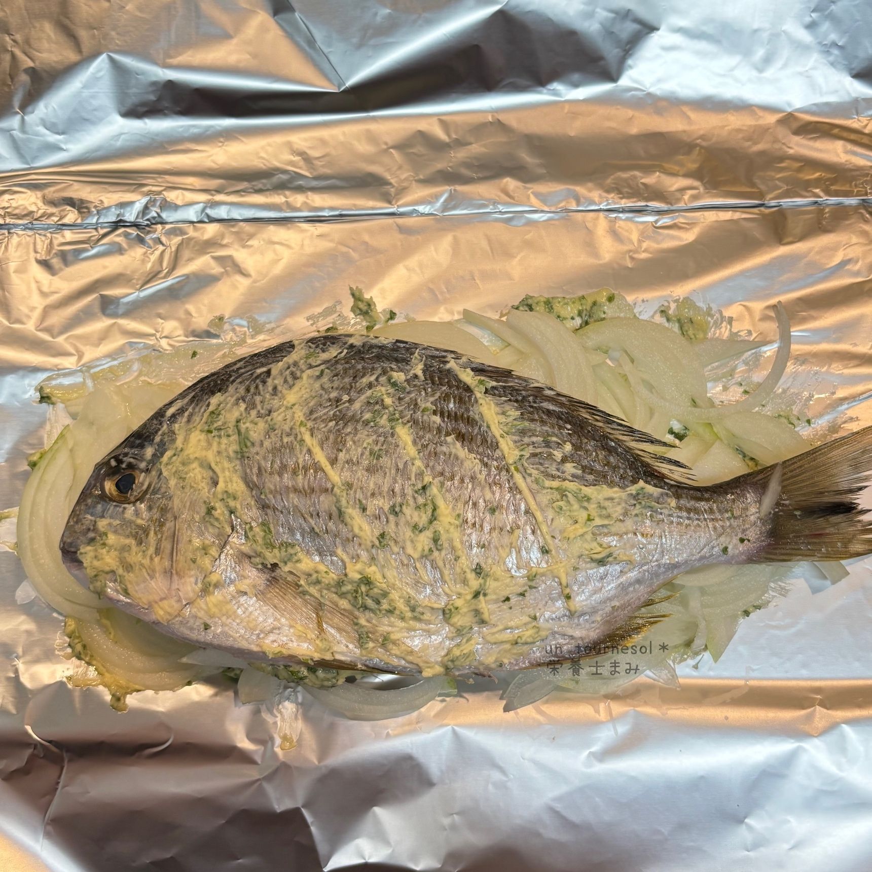 ③アルミホイルに玉ねぎを敷き、魚全体に●を塗る