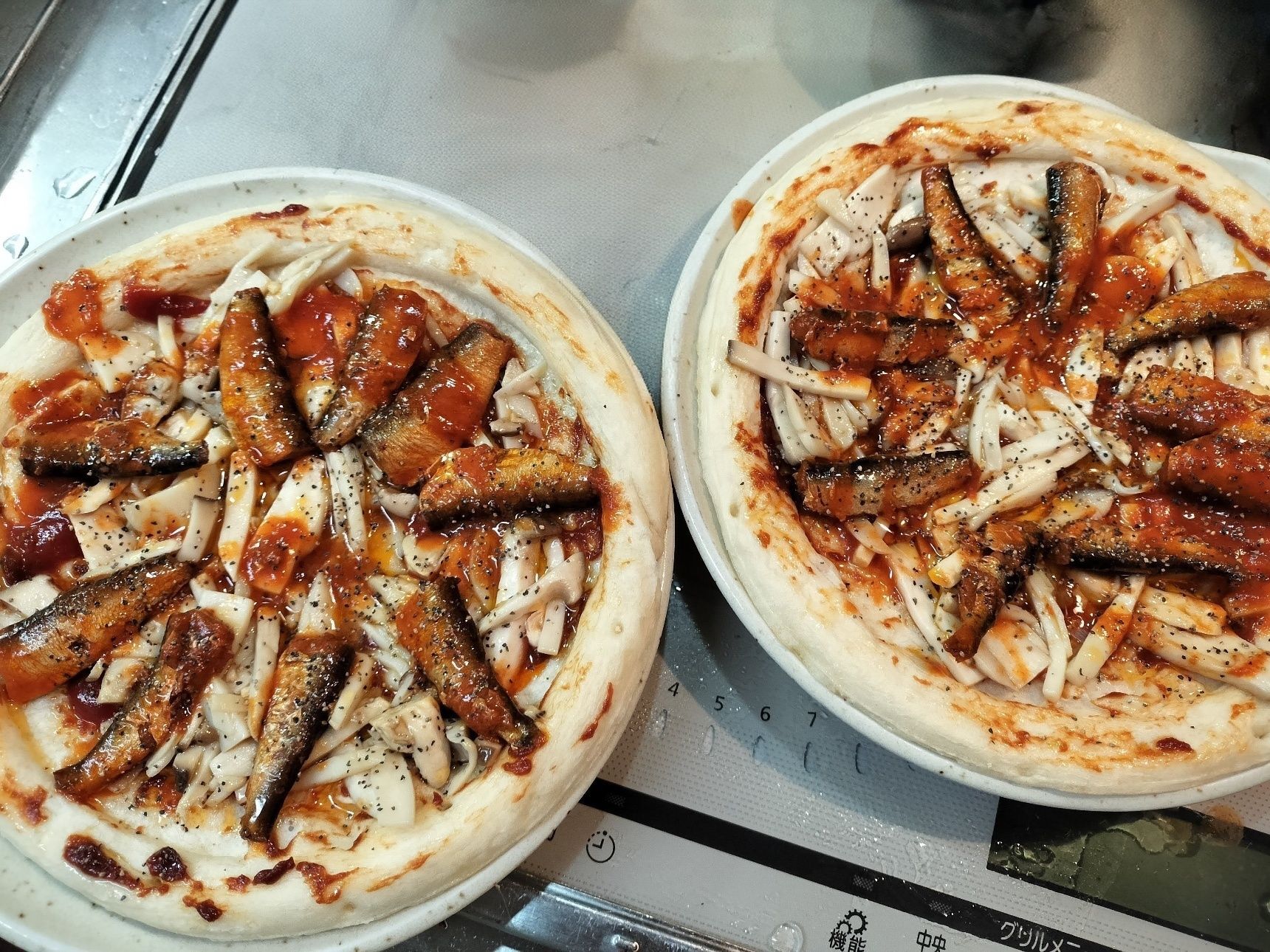 4、炒めたエリンギとスモークトマトサーディンをのせる→シーズニングオイルと粗挽き胡椒をかける