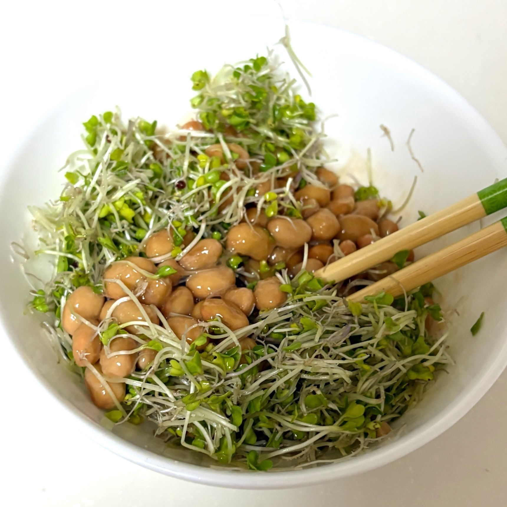 納豆とタレを混ぜます