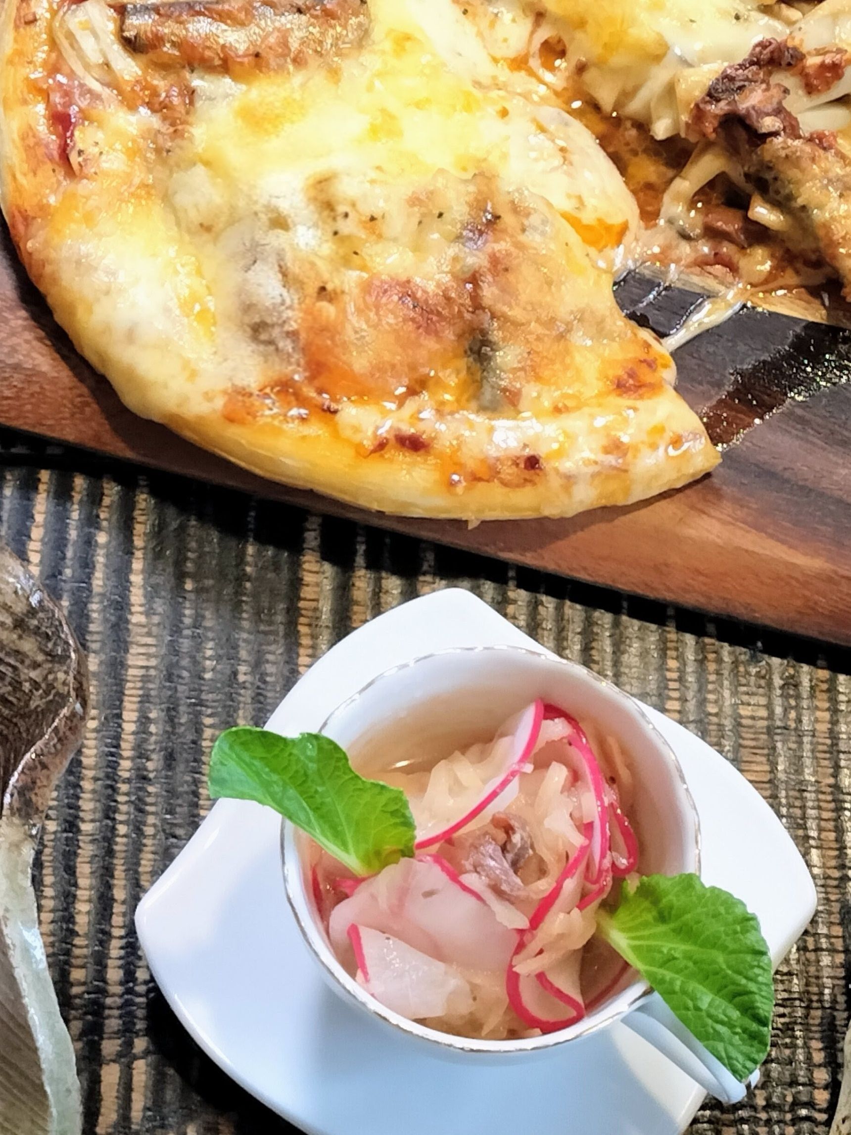 旨辛！濃厚チーズピザ！スモークトマトサーディン！コク旨さっぱりレディサラダピクルス！カルシウム補給！