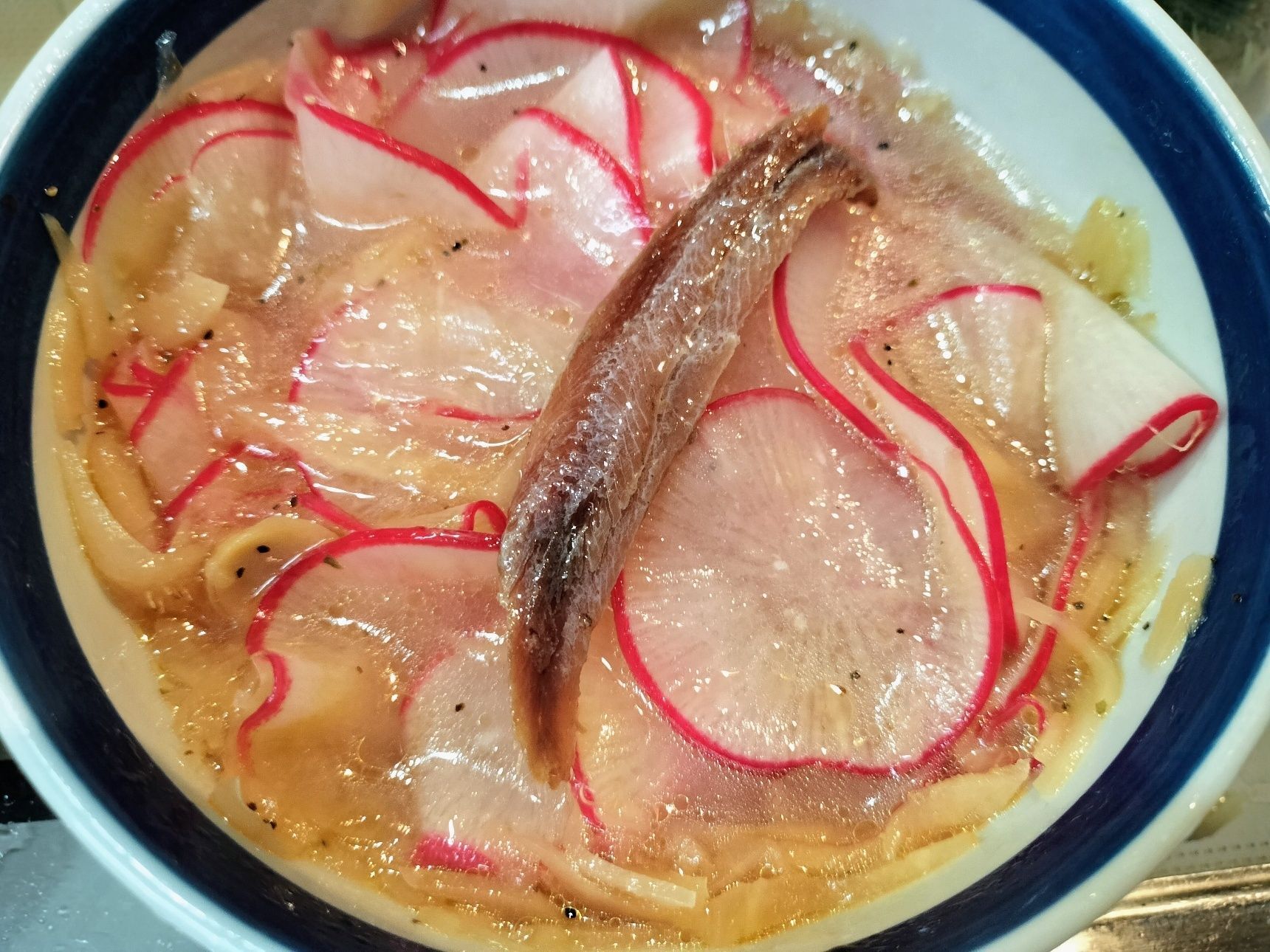 2、アンチョビを加えて混ぜる