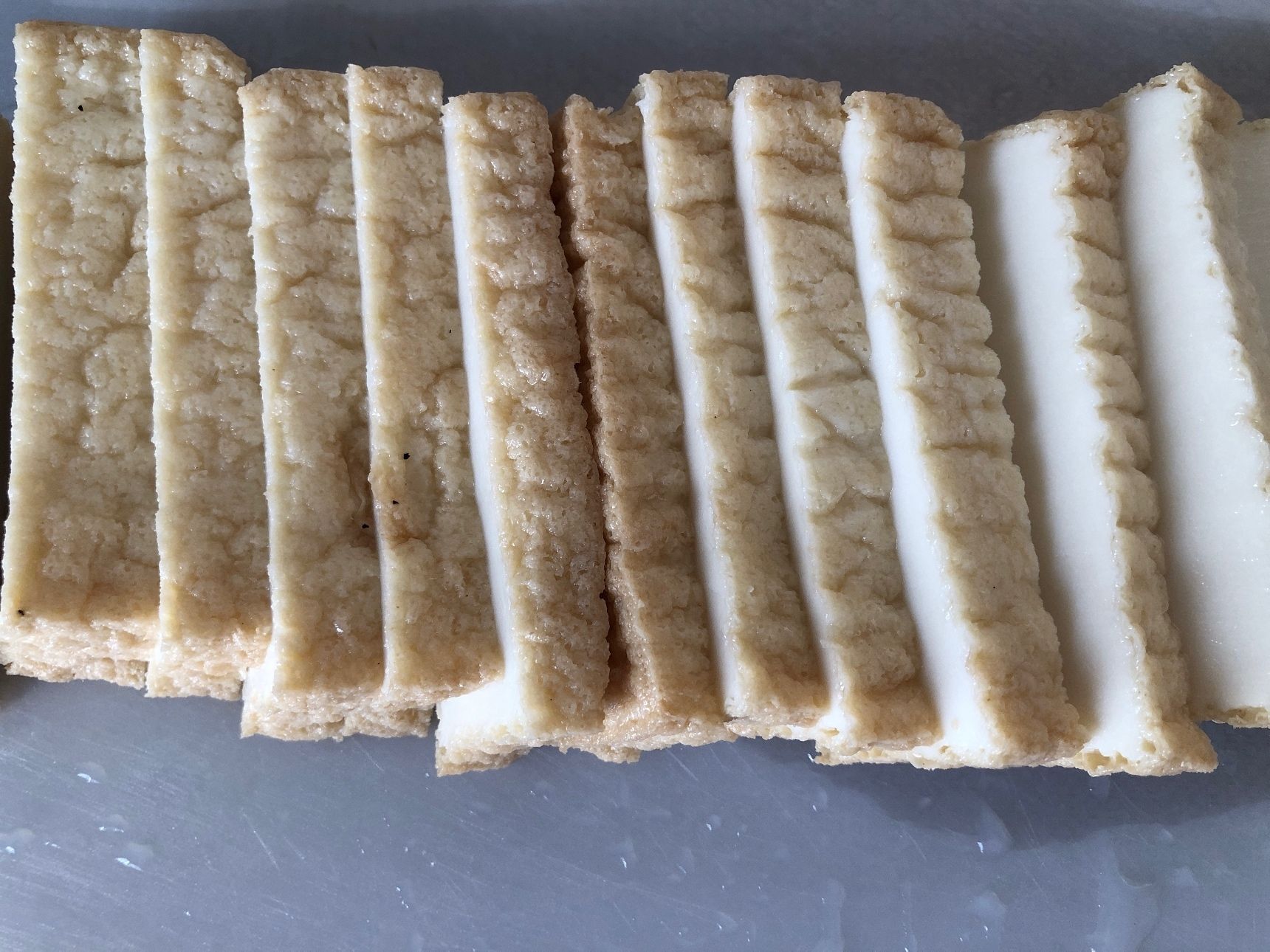 絹厚揚げは油抜きをし、1cm幅に切ります