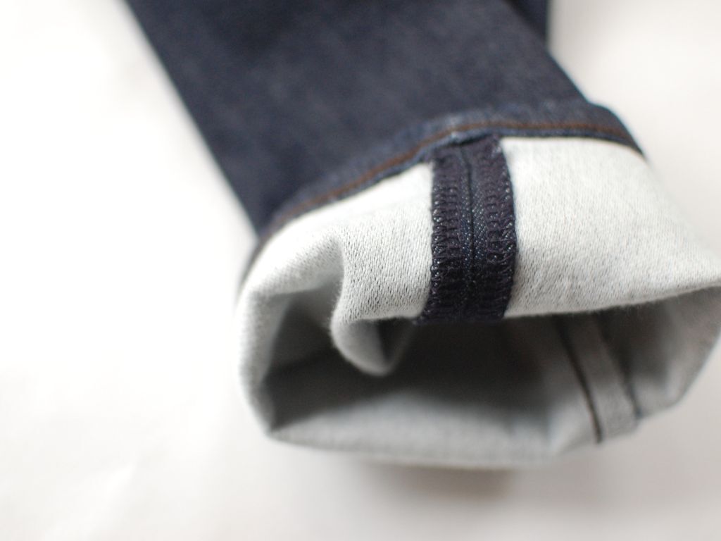 【ユニクロ】見た目は本格デニム、履くとめっちゃラク～！ストレッチ素材の快適パンツ、もう手放せない♡