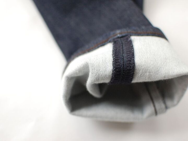 【ユニクロ】見た目は本格デニム、履くとめっちゃラク~!ストレッチ素材の快適パンツ、もう手放せない♡