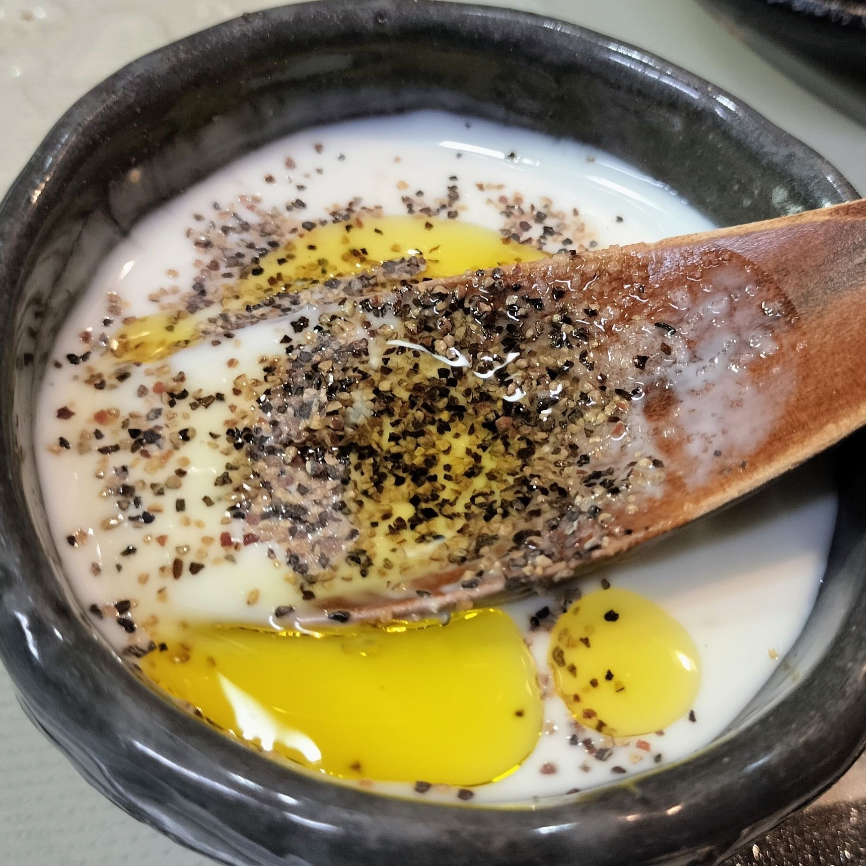 4、材料●を混ぜ合わせる→サラダに回しかける