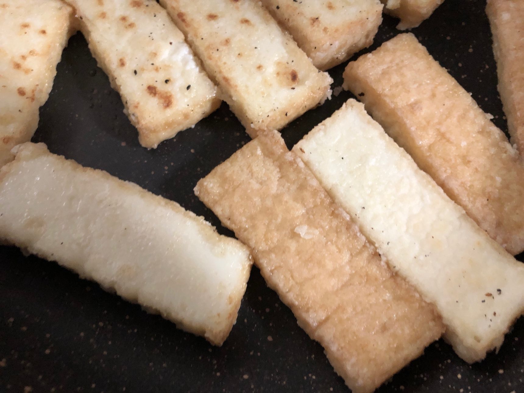 フライパンに油を熱し、厚揚げを焼き目がつくまで揚げ焼きにします