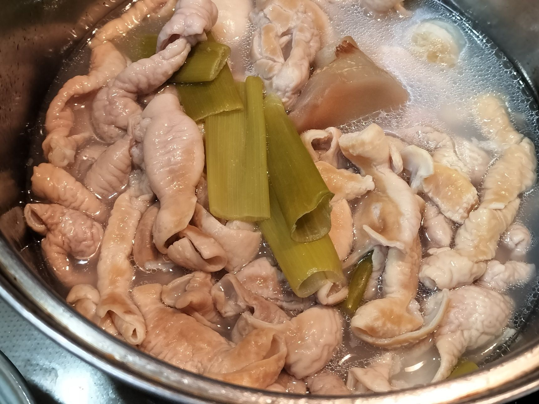 1、豚もつを茹でこぼしする→ザルにあけ、流水で洗う→しっかり水気をきる→鍋に茹でこぼしした豚もつを入れ、豚もつがかぶる程度の水と材料●を入れる→ひと煮立ちさせたら、アクを取り、弱火で1時間ほど煮る