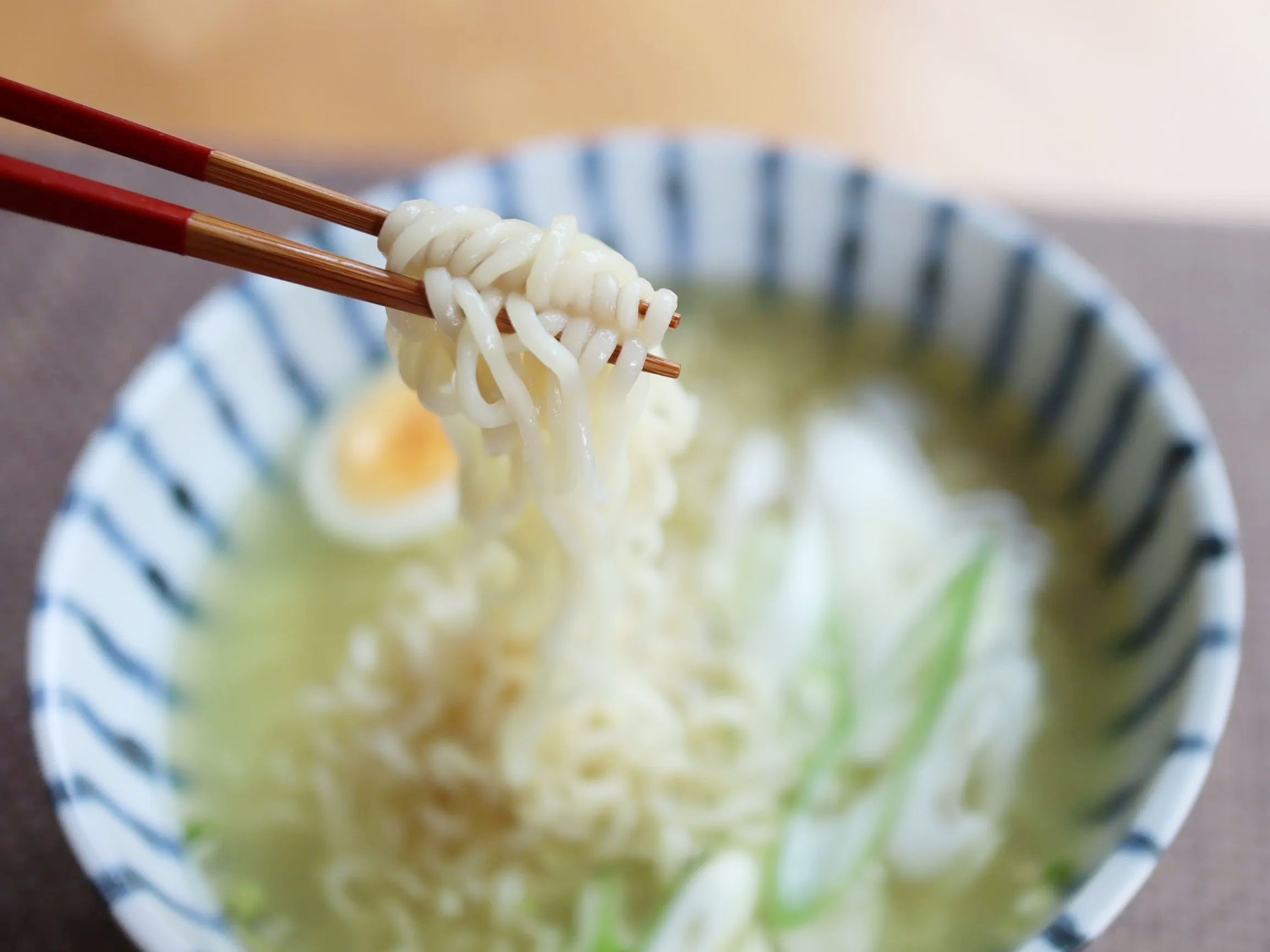 『インスタント麺』がモッチモチ食感に進化！〈必要なのは1つだけ〉知っているとうれしい裏ワザとは♪
