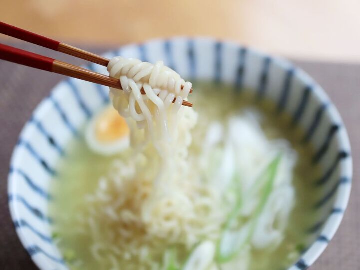 『インスタント麺』がモッチモチ食感に進化!〈必要なのは1つだけ〉知っているとうれしい裏ワザとは♪