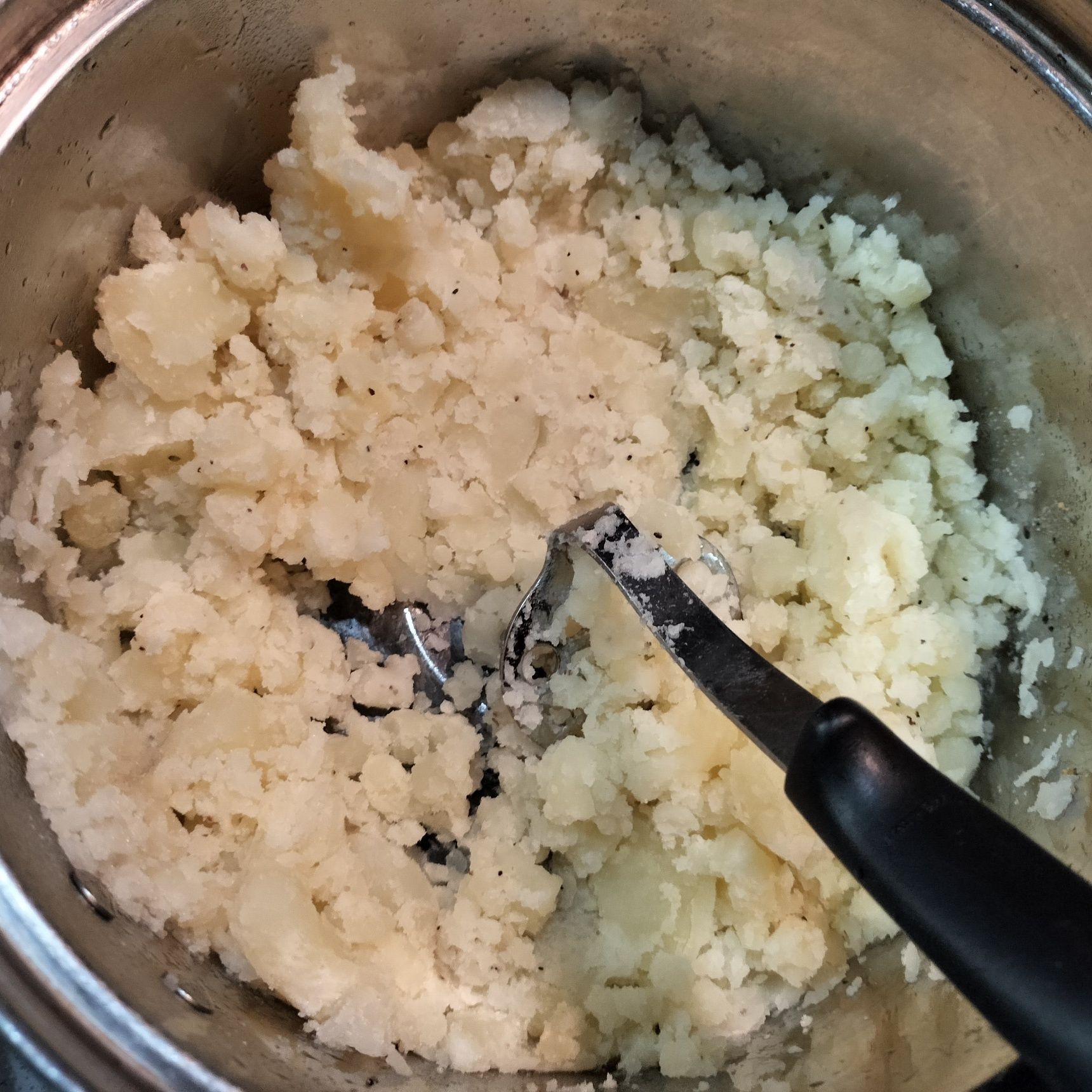 5、茹でたじゃがいもの皮を剥き、ボウルに入れる→香味広がるスパイス塩をふりかけて、粗く潰す