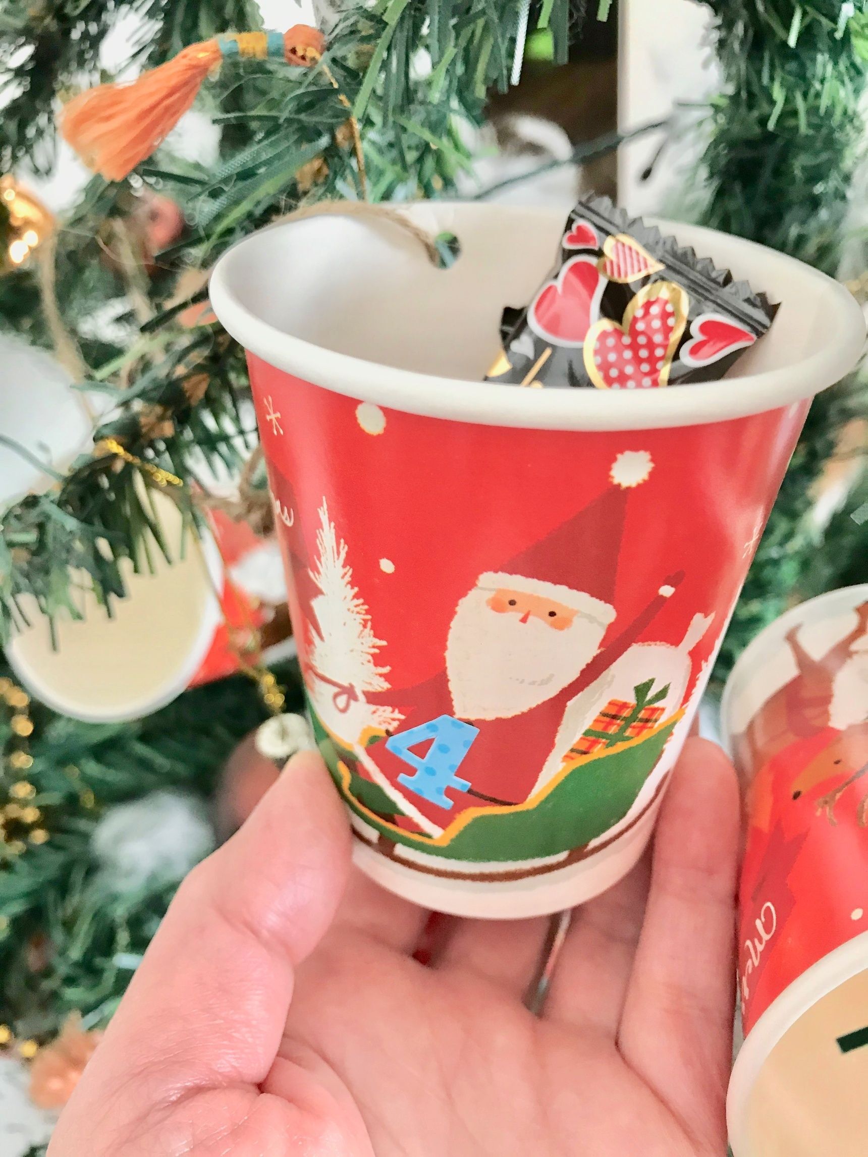 紙コップに数字シールを貼ってリボンを通す