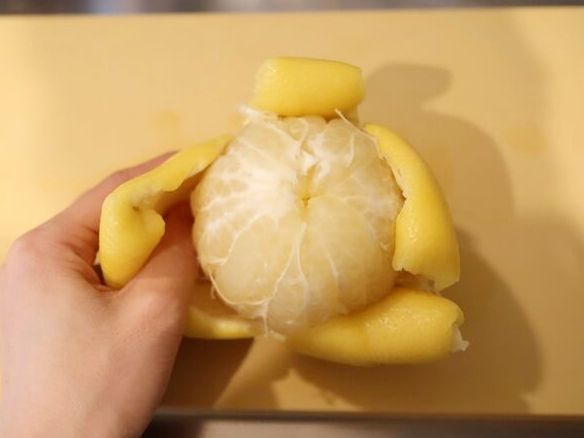 【検証】グレープフルーツが秒で“つるん”とむける！？噂のテクを試してみたら⇨速攻でつるつるの実が味わえた！