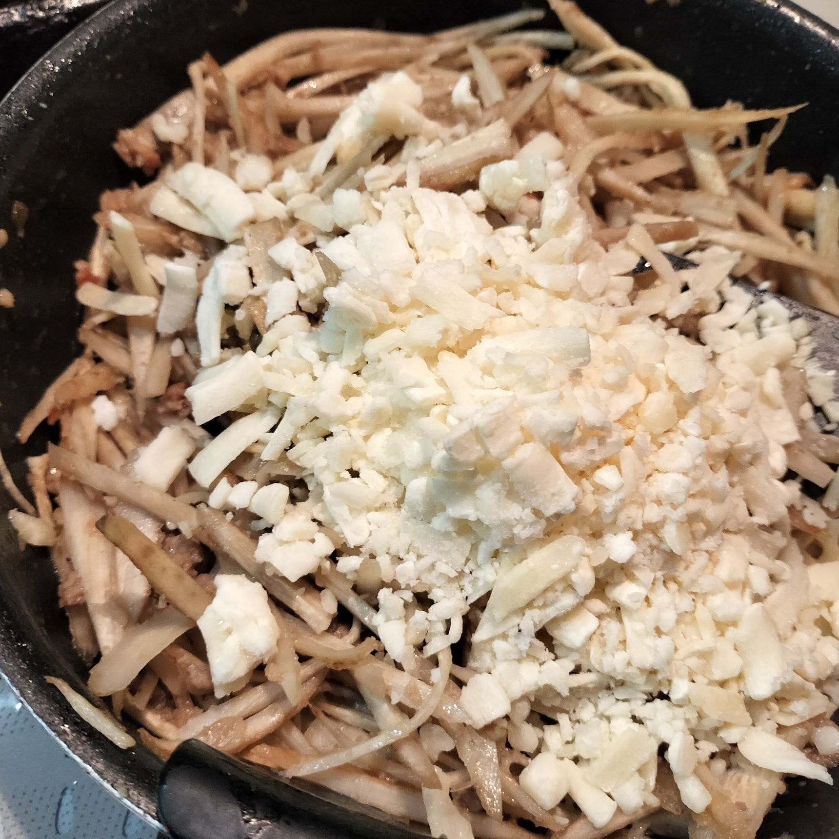 6、手順4のフライパンに、とろけるチーズを加えて混ぜる（とろけるチーズを溶かす）