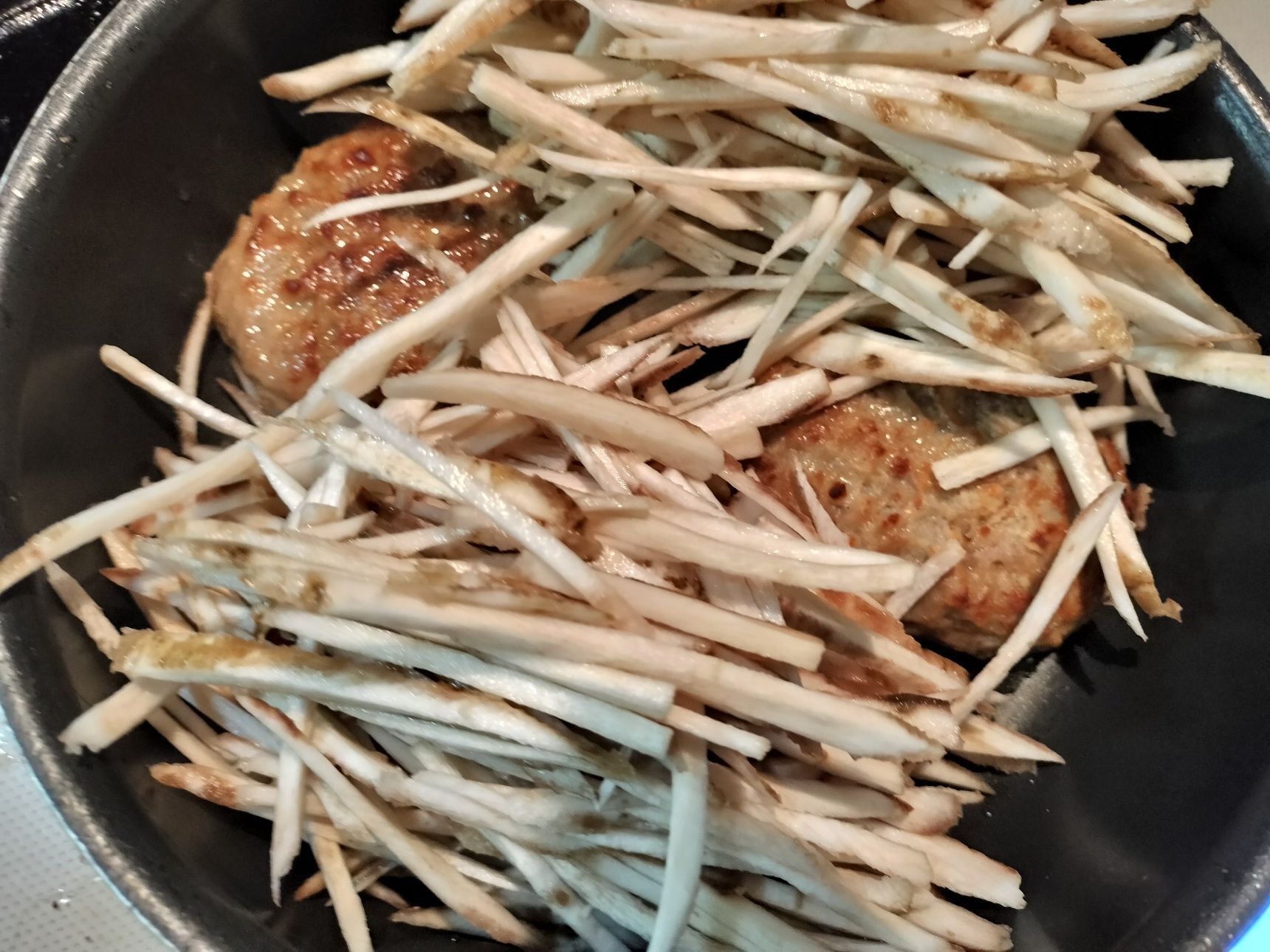 4、フライパンに、オリーブオイルを入れて熱し、ハンバーグとゴボウを入れる→ハンバーグを崩しながら炒める