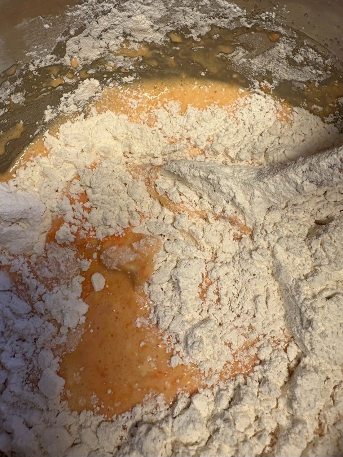 振るっておいた粉類を何回かに分けて切るように混ぜ合わせます