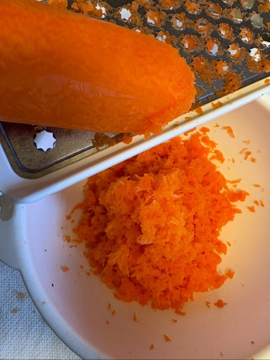 皮を剥いてにんじんをすりおろします