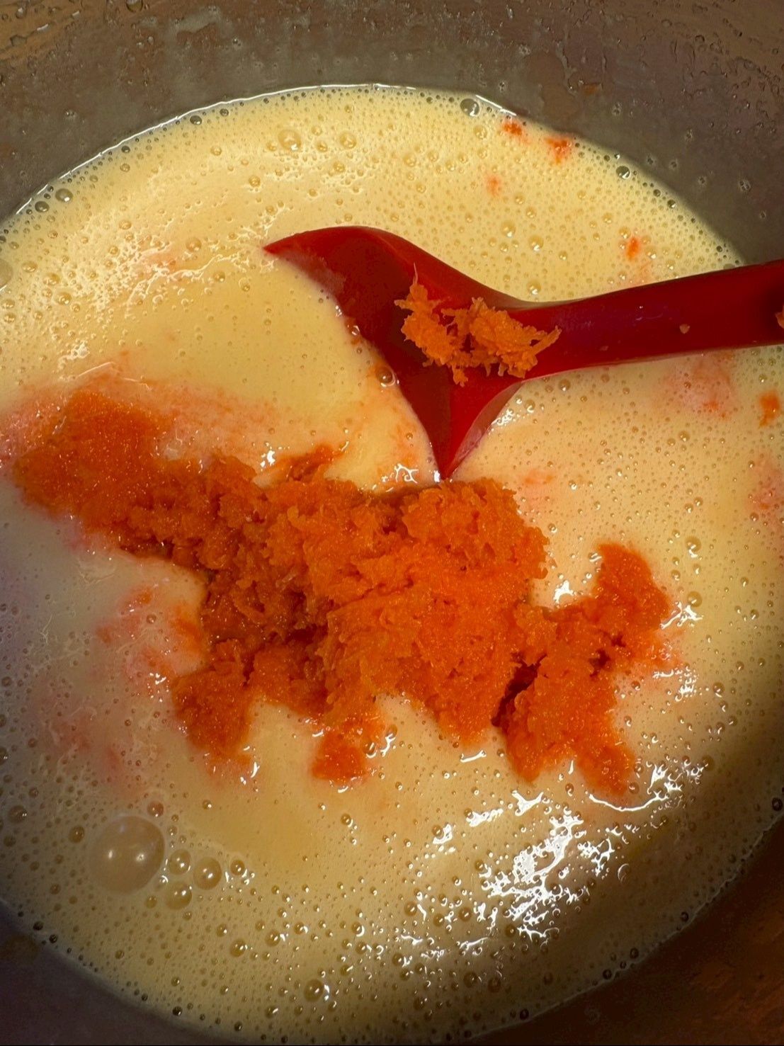 にんじんを入れてよく混ぜ合わせます