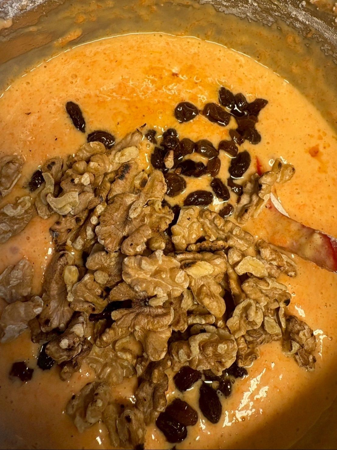 アクセントにクルミとレーズンを入れて焼きました