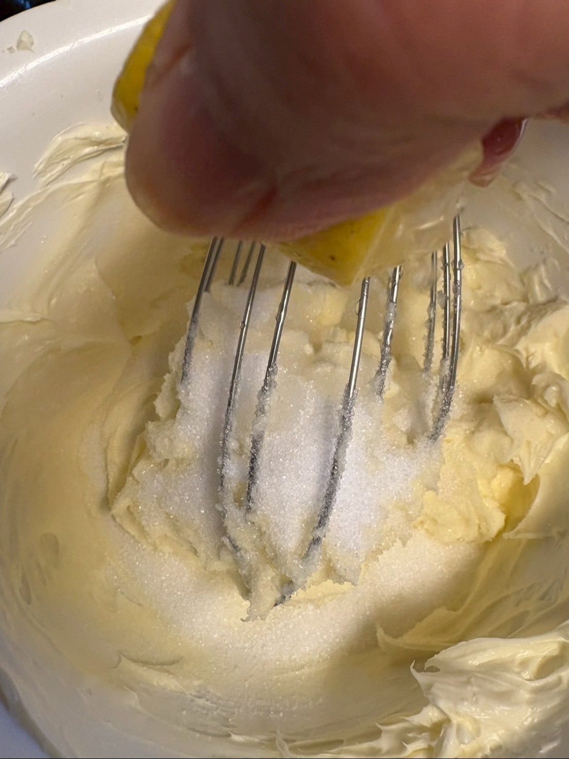 クリームはクリームチーズにレモンと砂糖を加えたものです