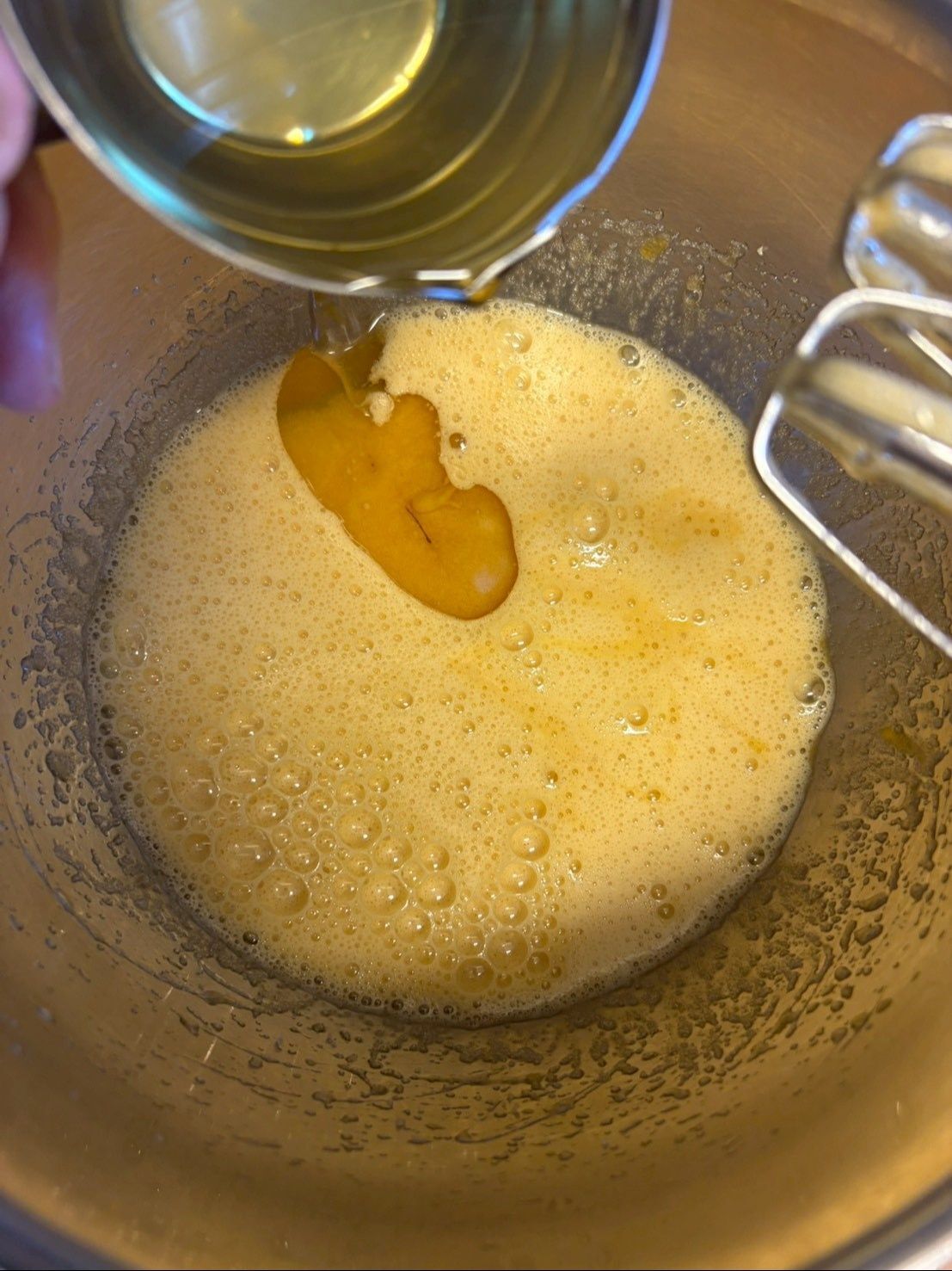 サラダオイルを数回に分けてていねいに混ぜ合わせます