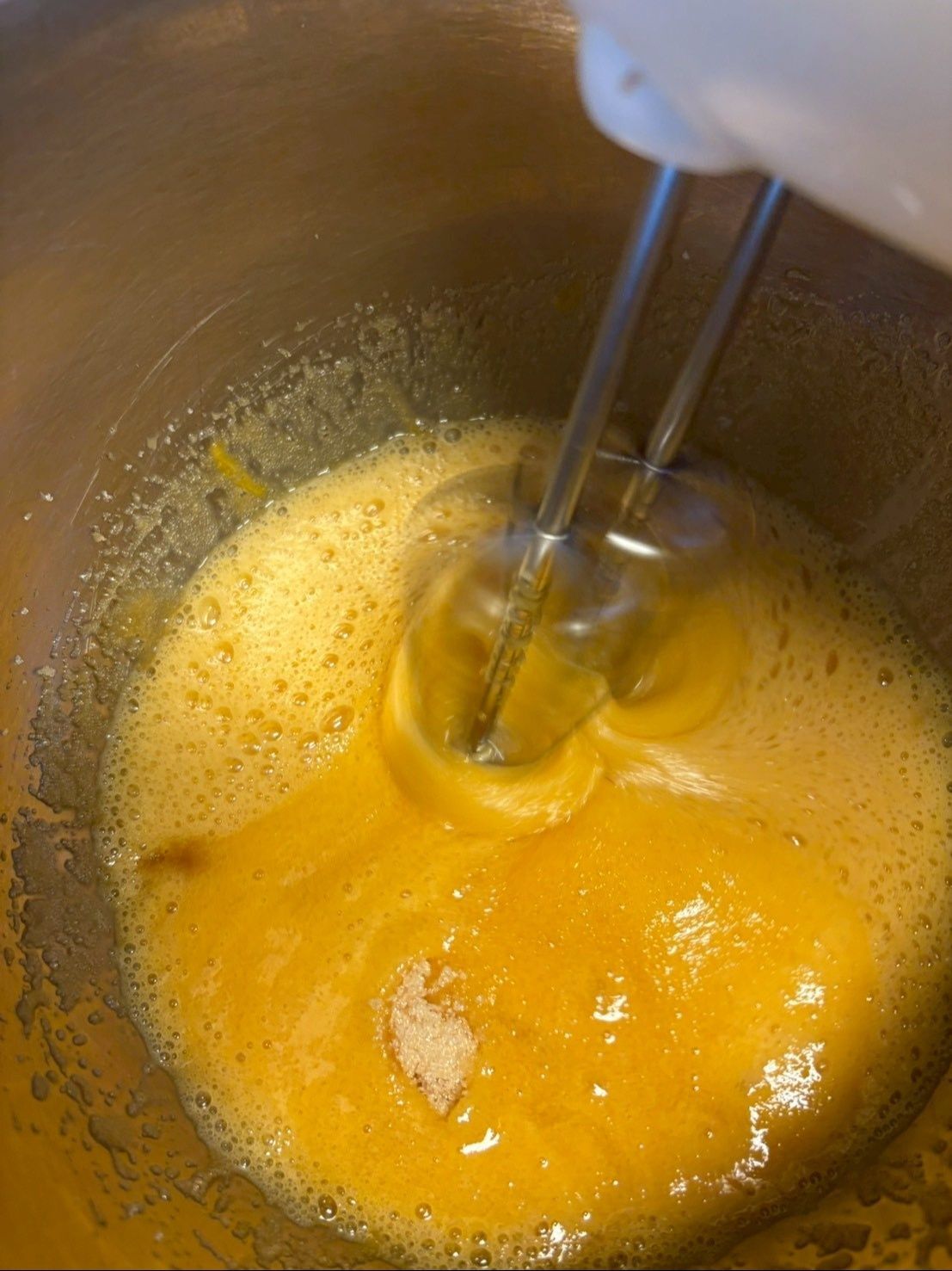 卵に砂糖を加えてよく混ぜます