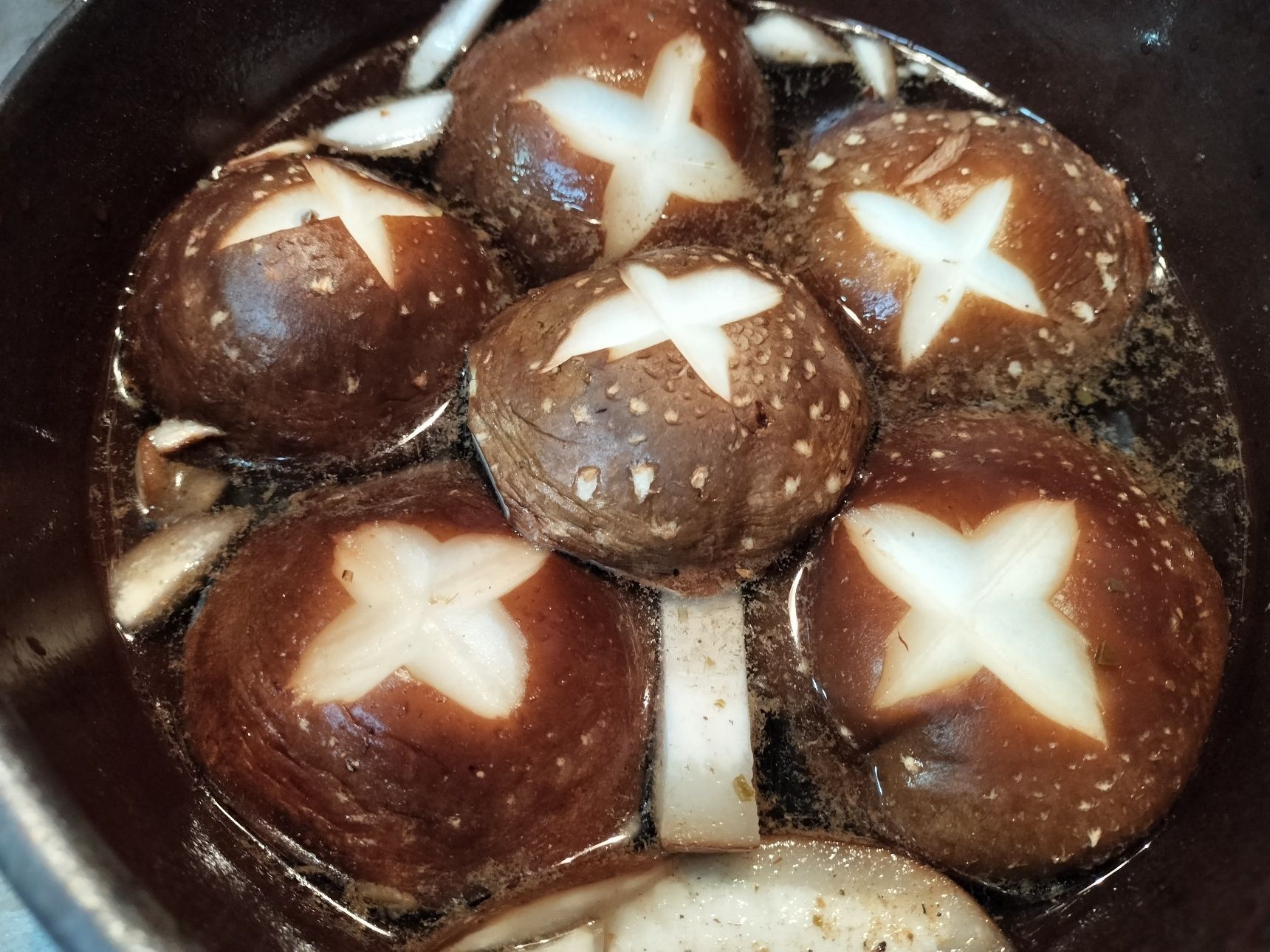 2.鉄鍋に、水と椎茸と材料▲を入れて、ひと煮立ちさせる→弱火で15分程煮る