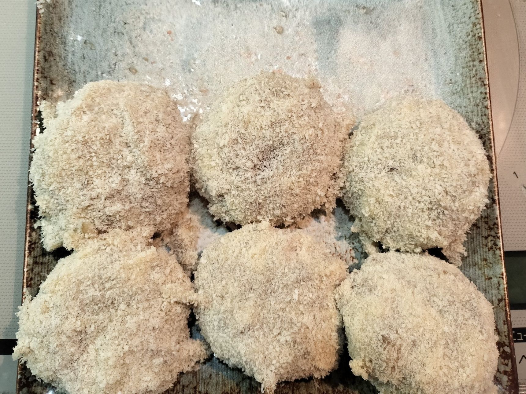 9、バッター液を付け、パン粉をしっかり付ける→皿に並べて、しっかりラップをして、冷蔵庫で冷やす