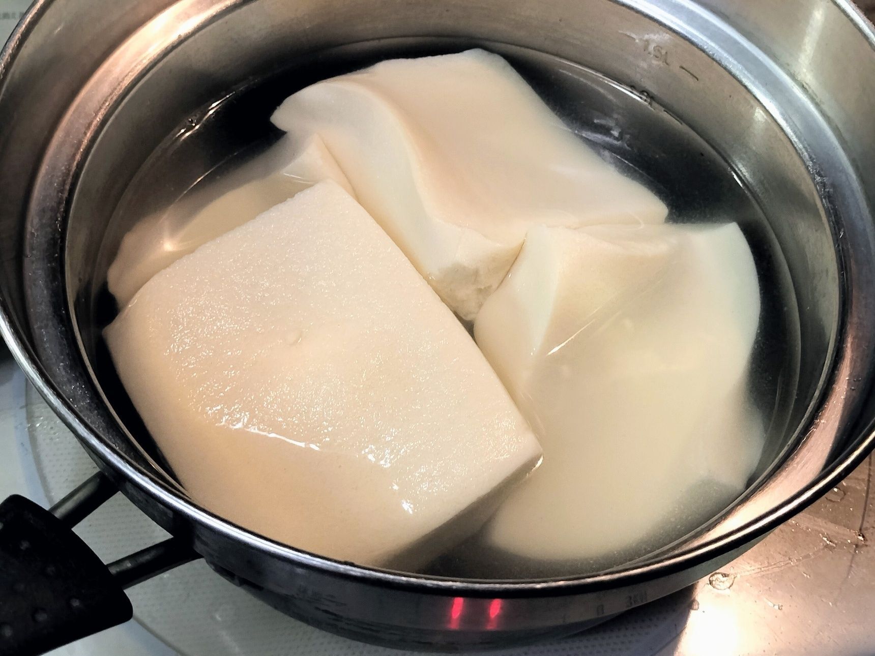 3.別鍋に、お湯を沸かす→高野豆腐を入れる→落とし蓋をして、弱火で15分程煮る→ザルにあけ、水気をきる