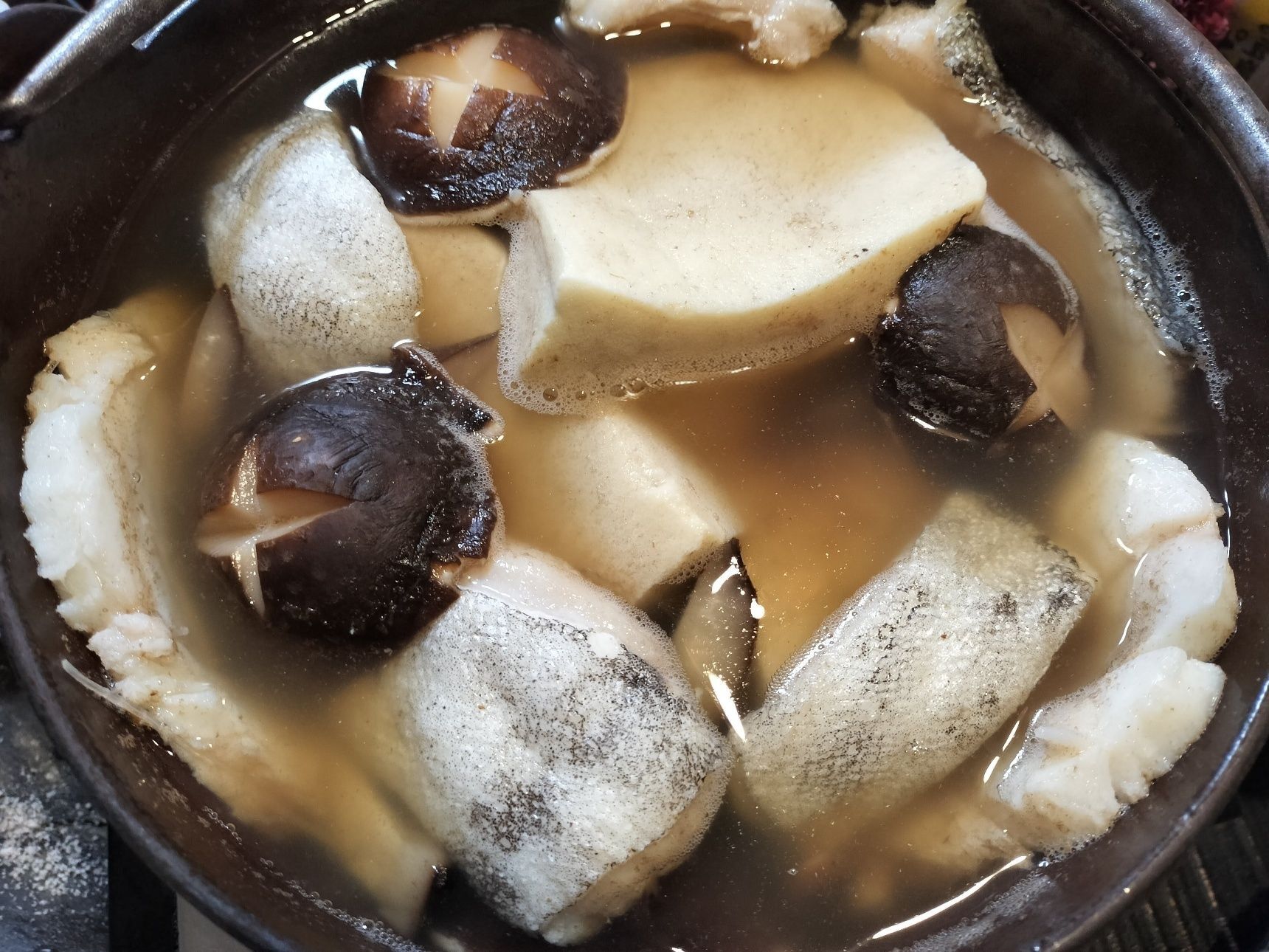 6.手順4の鍋に、湯こぼしした鱈を加える→中火で鱈に火を通す