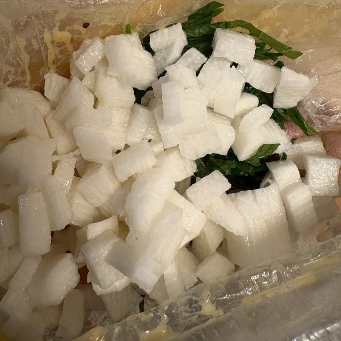 小さな角切りにした山芋を加えます