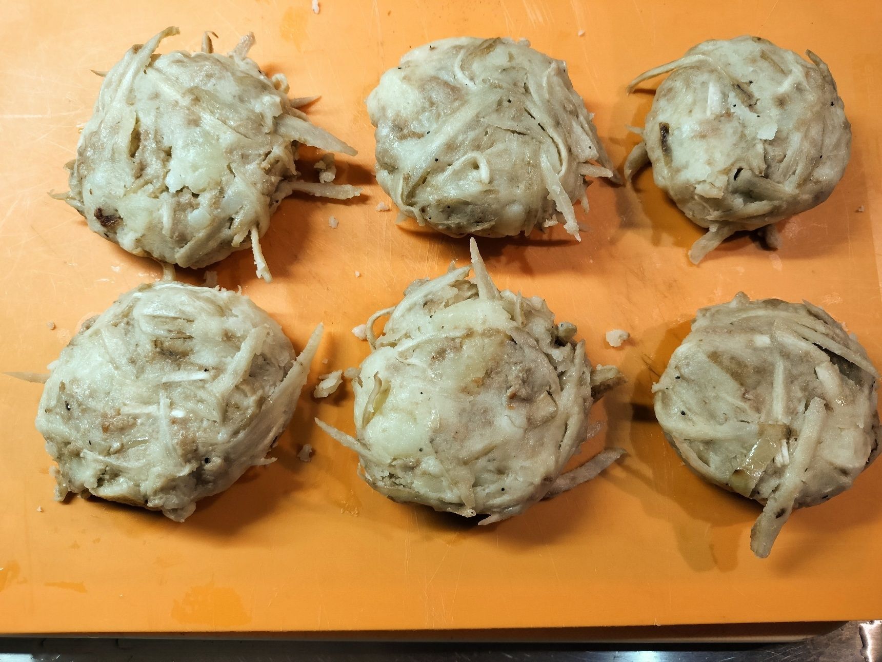 8、コロッケ型に成形する