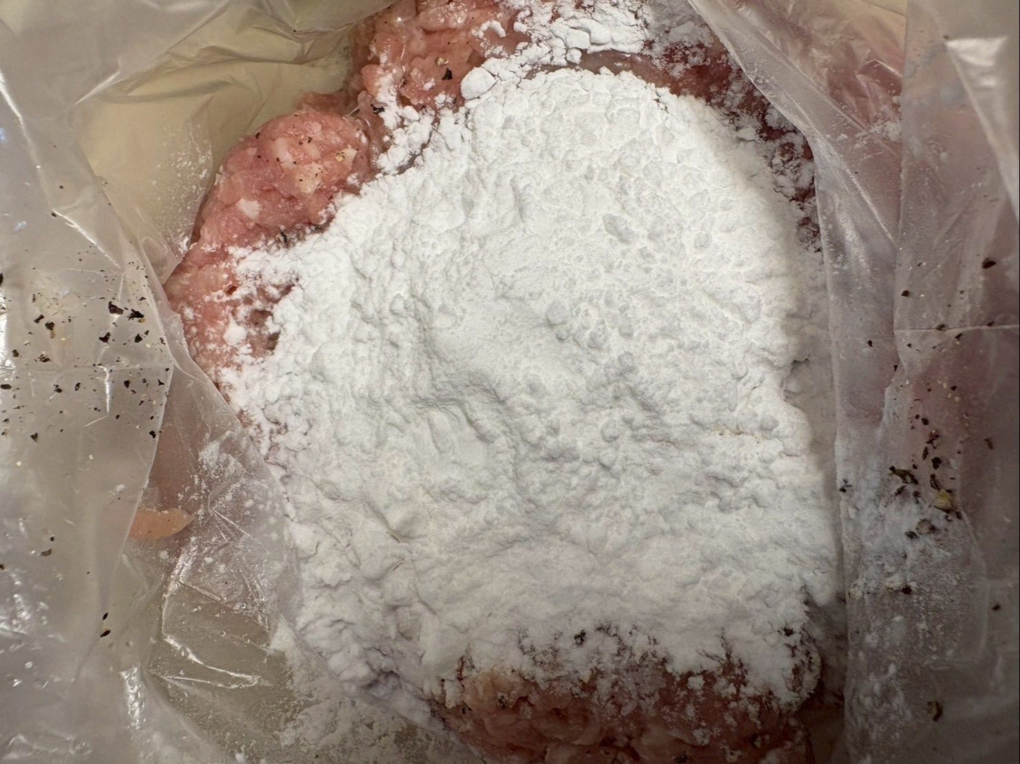 片栗粉を入れたら、よく混ざるようにもみこみます