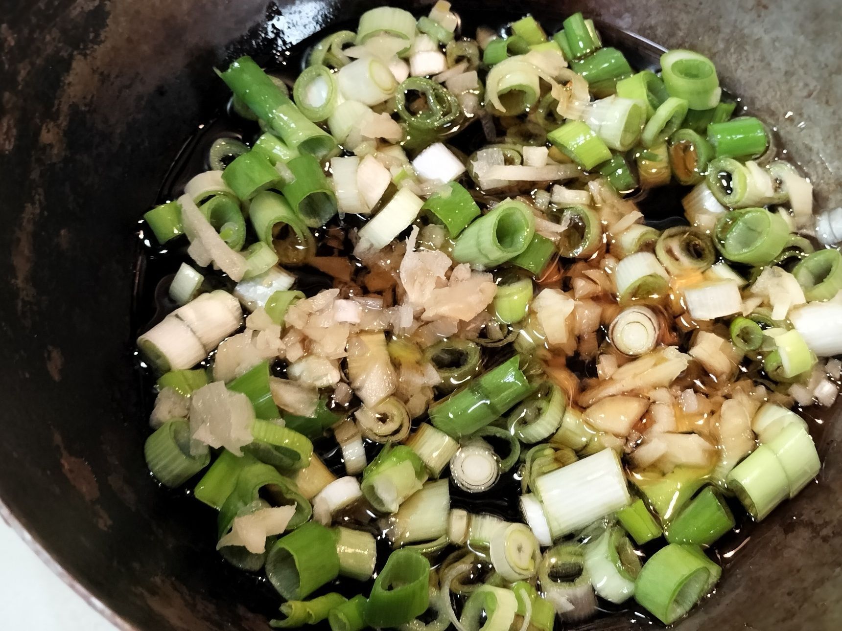 1. 鉄鍋に、材料▲を入れる→弱火で加熱する（香味野菜がカリッと茶色くなるまで）