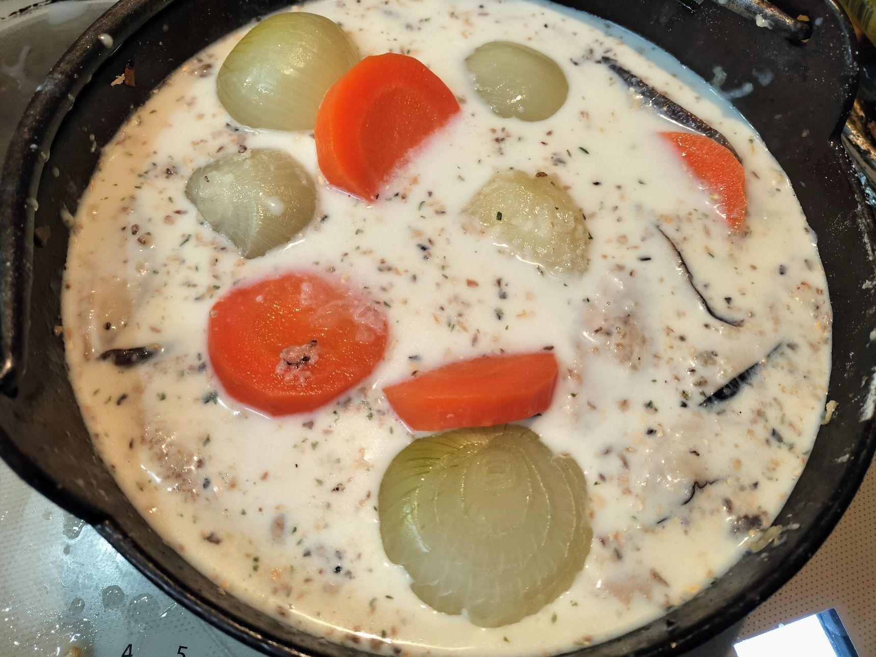 7、手順5の鍋に、牛乳（300㏄程）を加えて混ぜる→手順6の根菜を加えて、弱火で20分程コトコト煮込む