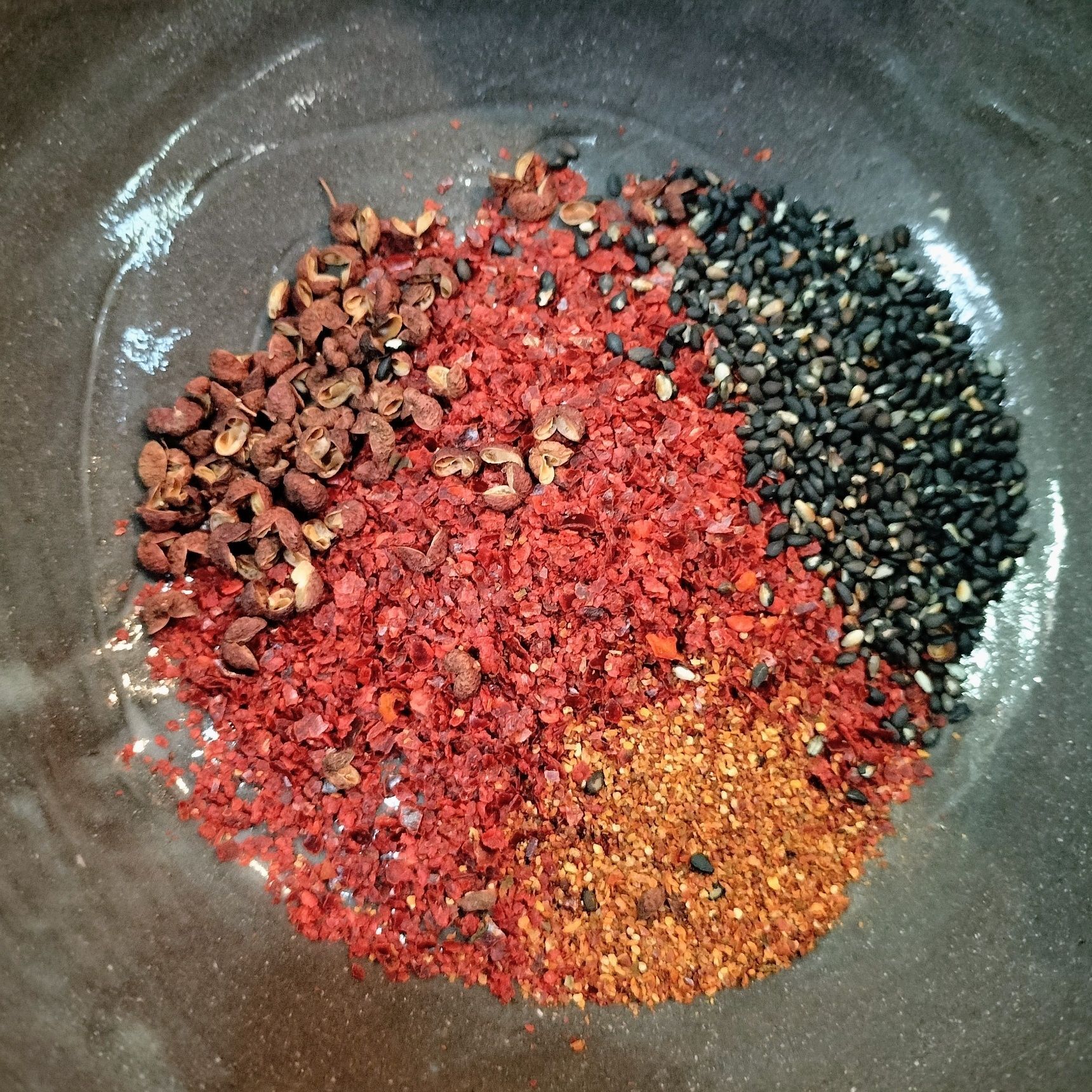 やみつき！自家製の辛すぎない風味豊かなラー油！中華風おやきや鶏肉の揚げ焼きのつけダレにも！