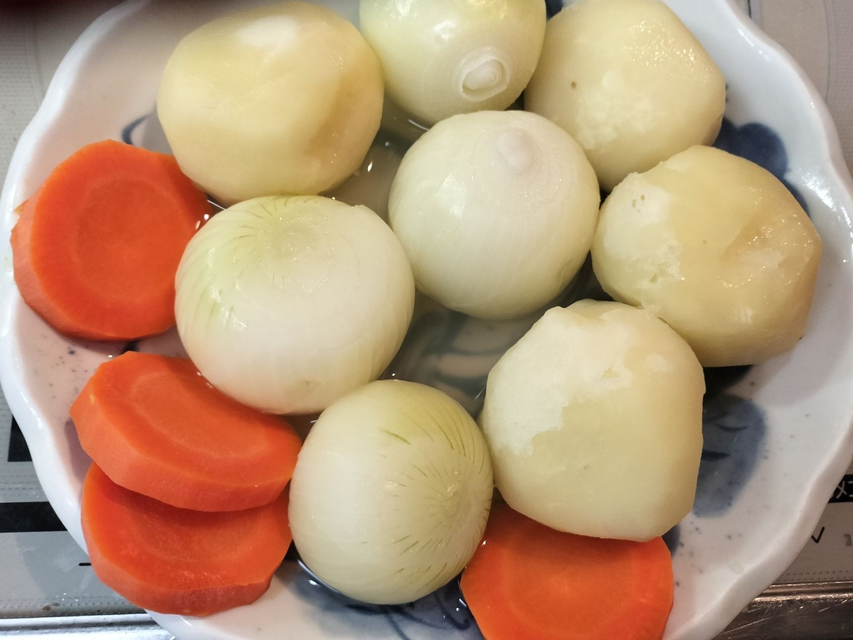 1、じゃがいも・玉ねぎ・人参の皮を剥く→人参は厚めの輪切りにする（じゃがいもと玉ねぎは切らない）→耐熱容器に、じゃがいも・玉ねぎ・人参を入れて、具材が半分くらい浸る程度の水を加え、ラップをかけて、電子レンジで加熱する（柔らかくなるまで）