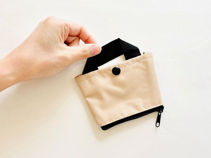 【セリア】“変身ポーチ”が外出先で大活躍♪底部分に付いたファスナーを開けると…まさかの2WAY仕様でした!
