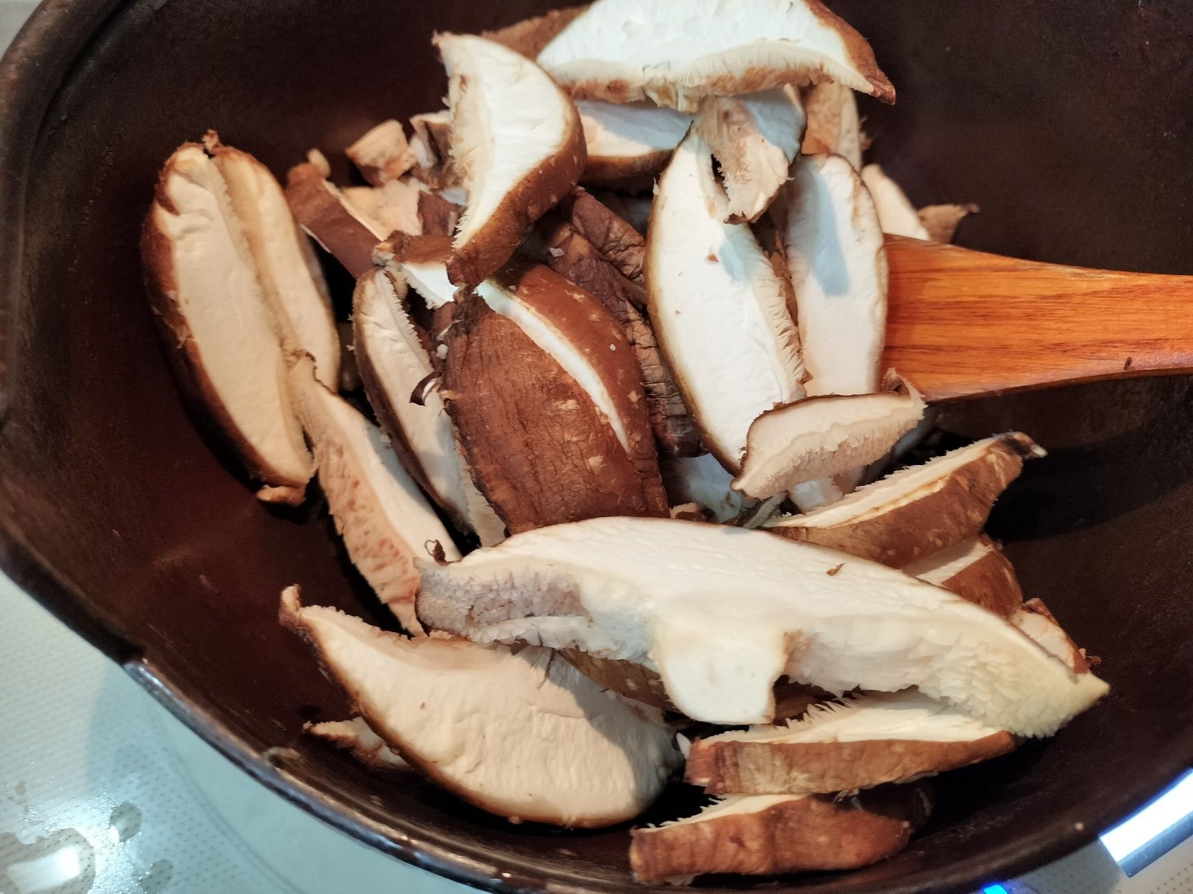 3、鉄鍋に、オリーブオイルとバターを入れて熱し、椎茸と天然塩・粗挽き胡椒を入れて、弱火で炒める→小麦粉を加えて、粉っぽさがなくなるまで炒める→牛乳（200㏄程）を2回に分けて注ぎ入れ、ホワイトソースを作る