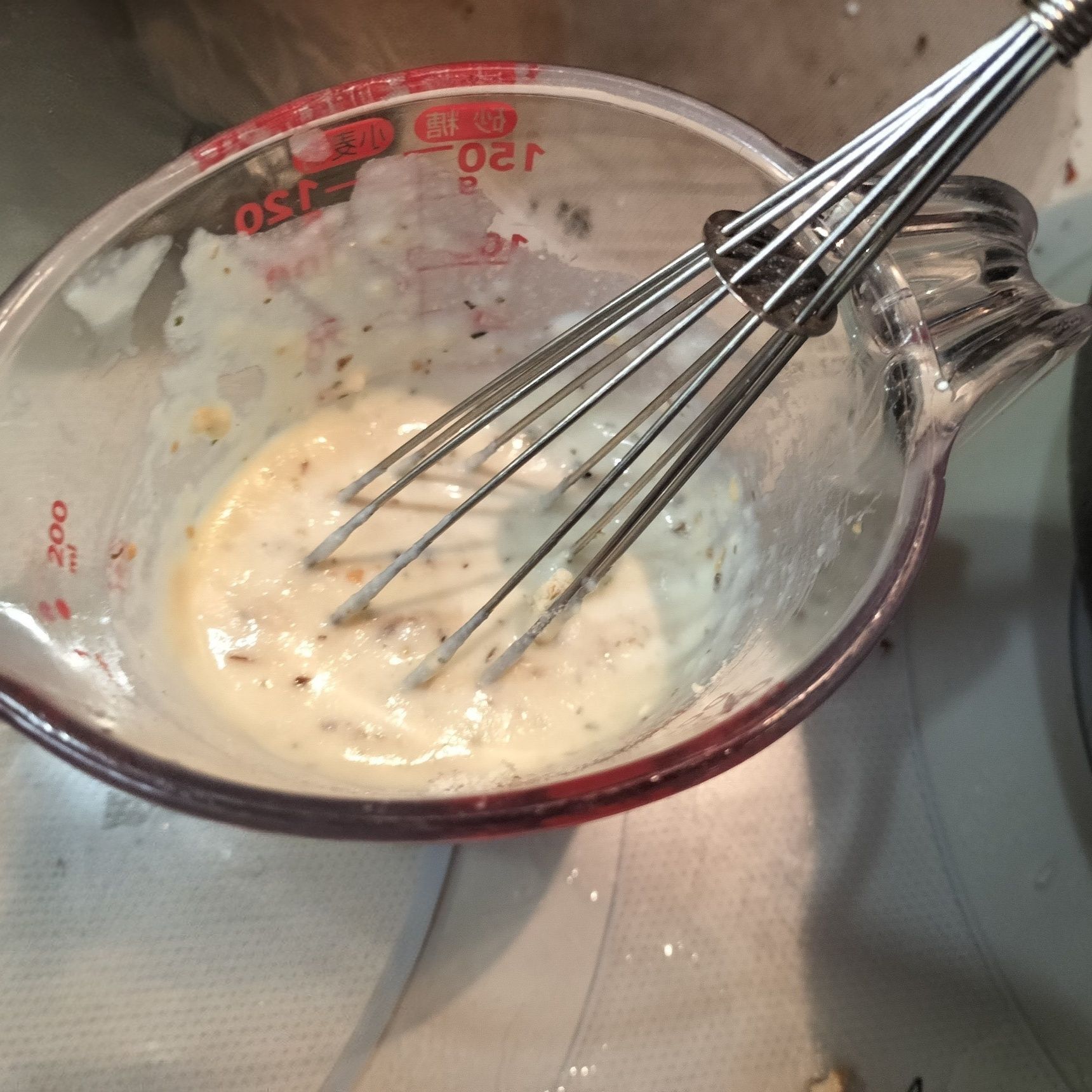 5、パスタソース（粉末）に牛乳（100㏄程）を2回に分けて加えて、よく混ぜ合わせる→手順3の鍋に加えで混ぜる