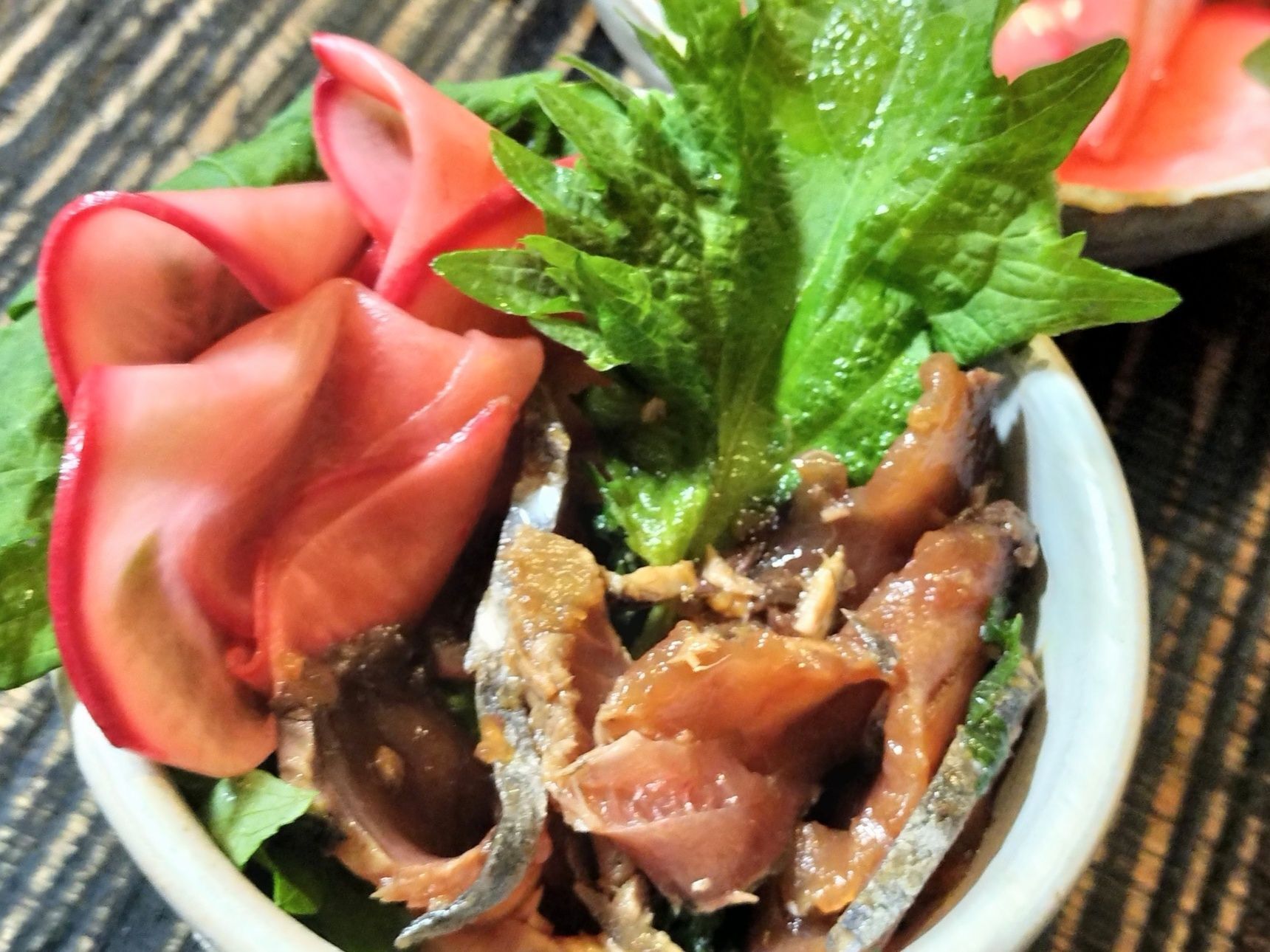 絶品！かつおの漬け丼！彩りよく食感も良い風味豊かな酢飯のかつおの漬け丼に！