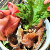 絶品！かつおの漬け丼！彩りよく食感も良い風味豊かな酢飯のかつおの漬け丼に！