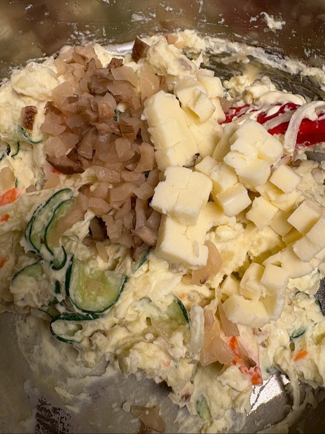 味見したらすごく美味しいので＜いぶりがっこ＞と＜チーズ＞を足しました！