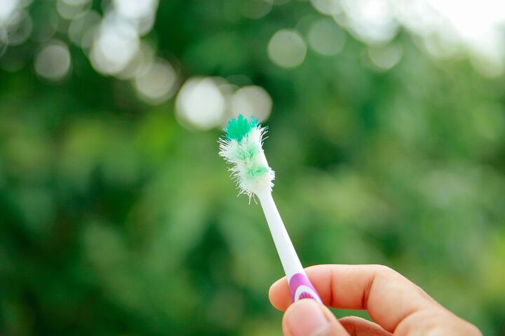 『歯ブラシ』を半分に切るだけ⇨超便利グッズ誕生!家じゅうのスキマに刺さる♡